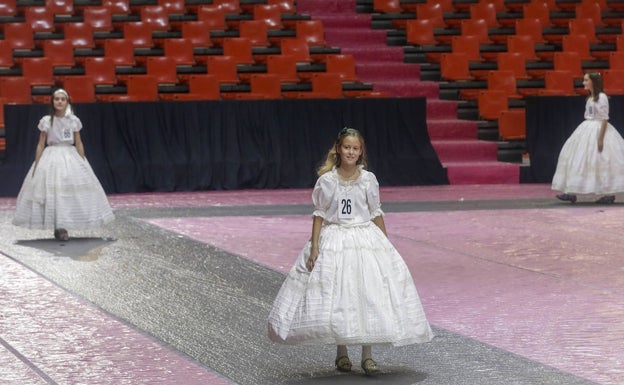 Imagen principal - Desfile de infantiles y acceso de candidatas al escenario. 