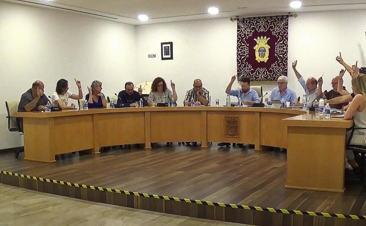 Momento de la votación en el pleno municipal de l'Olleria. 