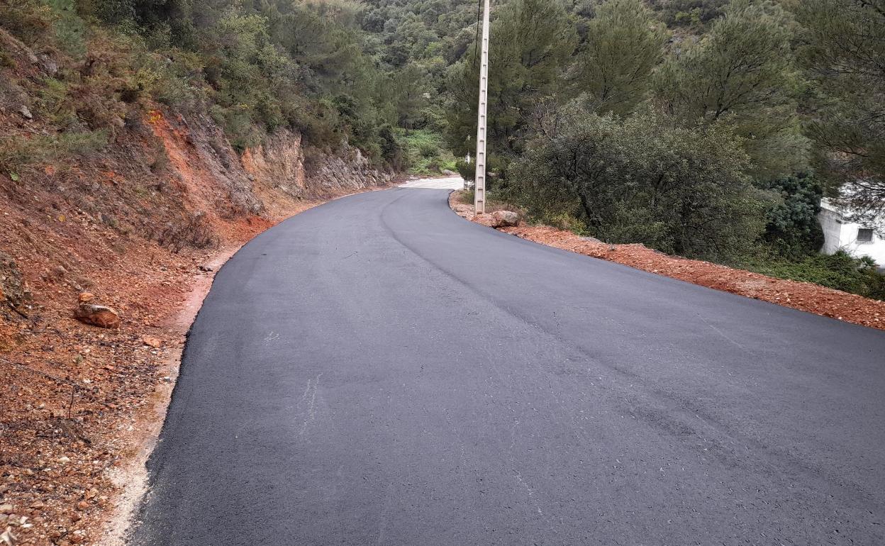 Un camino del residencial donde se han llevado a cabo trabajos de mejora en el firme. 