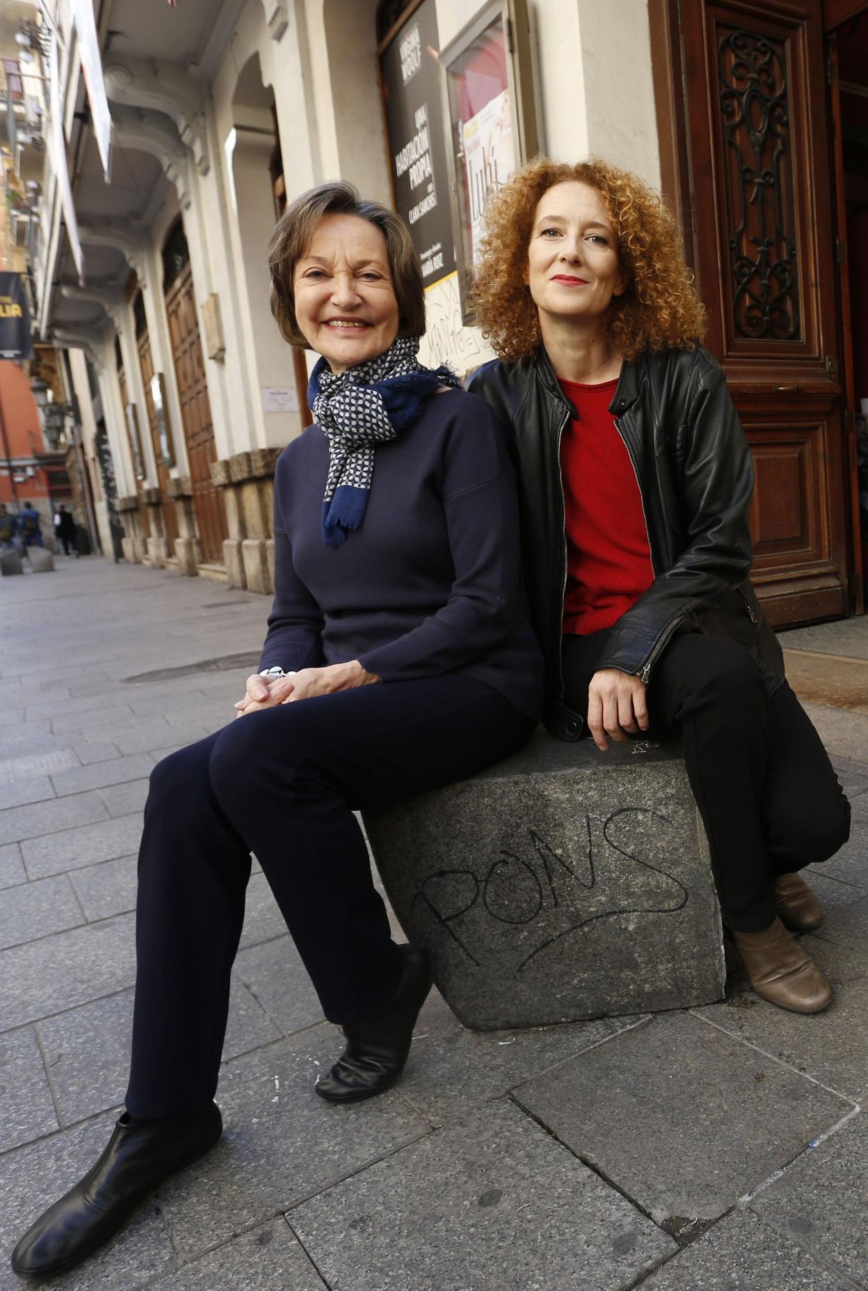La directora de la obra, María Ruiz, y la protagonista, Clara Sanchis, frente al Teatro Talía. LP