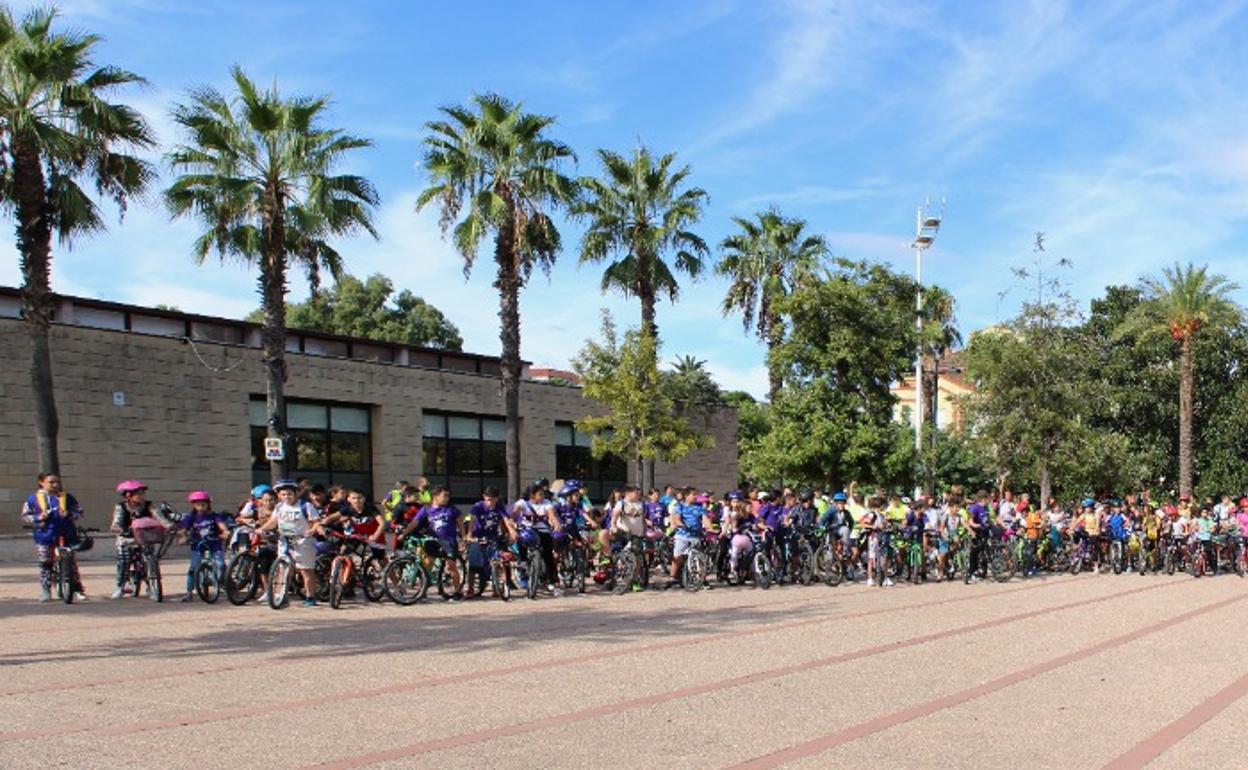 Alumnos en bici. 