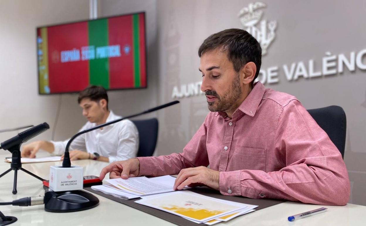 El vicealcalde Campillo y el concejal Sanjuán, al fondo, tras la junta de gobierno. 