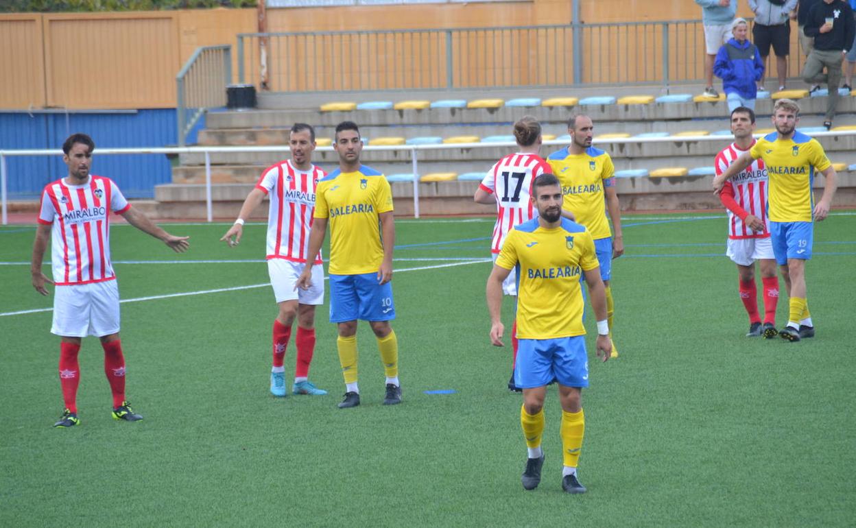 Jugadores del Dénia y Jávea durante un partido. 