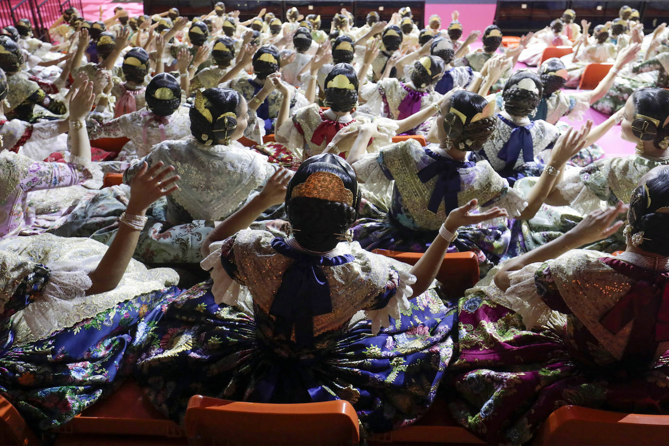 Las 146 falleras desfilan en un acto marcado por la música y la despedida de Carmen Martín y Nerea López.