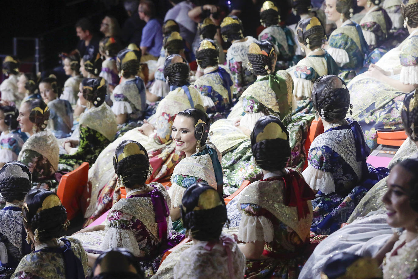 Las 146 falleras desfilan en un acto marcado por la música y la despedida de Carmen Martín y Nerea López.