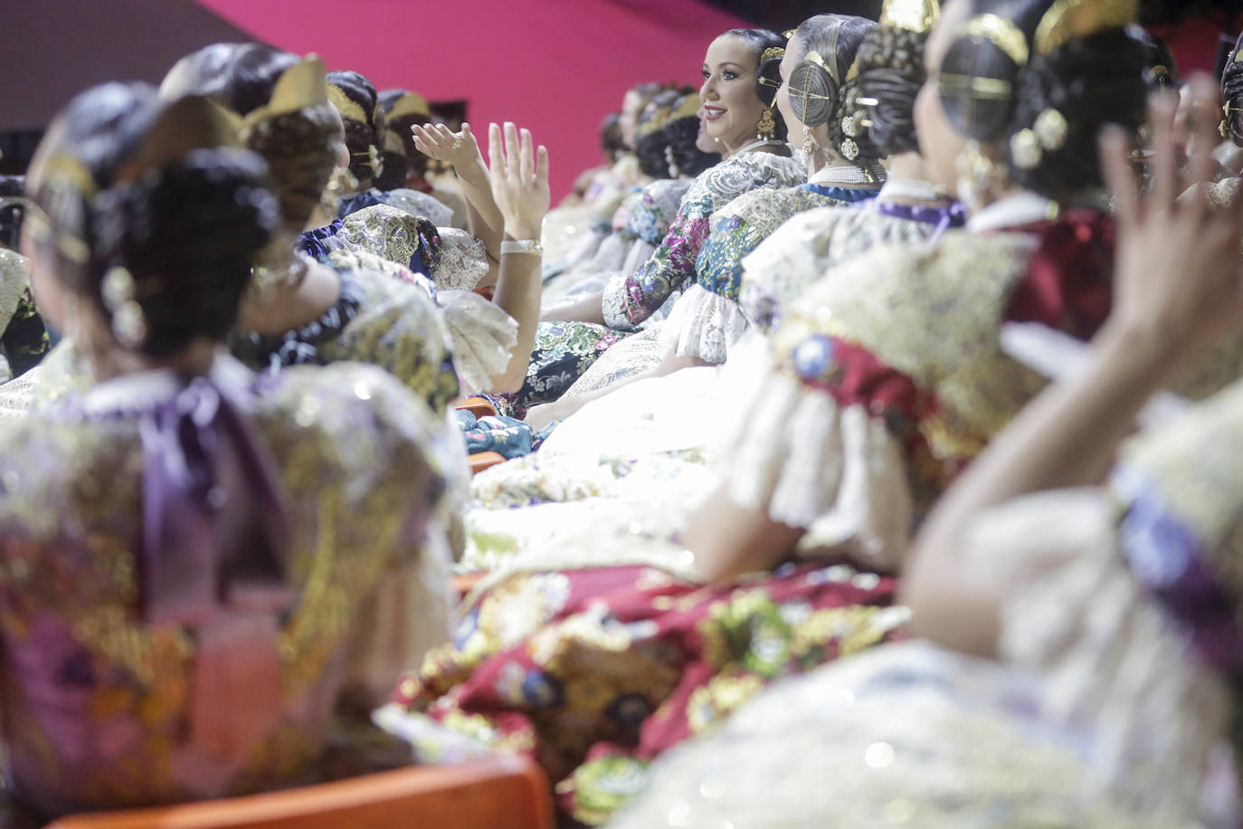 Las 146 falleras desfilan en un acto marcado por la música y la despedida de Carmen Martín y Nerea López.