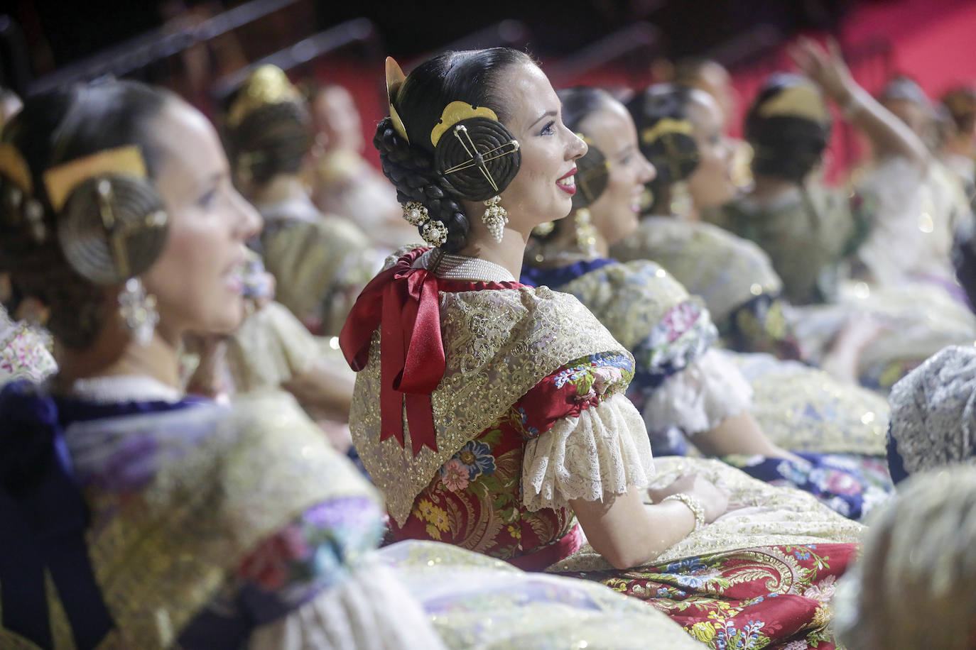 Las 146 falleras desfilan en un acto marcado por la música y la despedida de Carmen Martín y Nerea López.