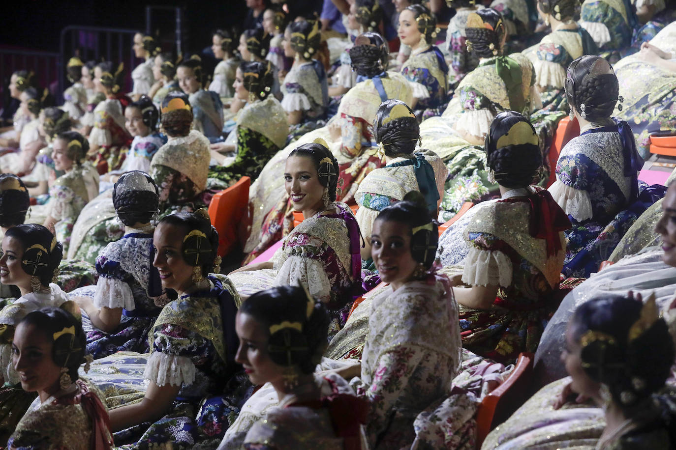 Las 146 falleras desfilan en un acto marcado por la música y la despedida de Carmen Martín y Nerea López.