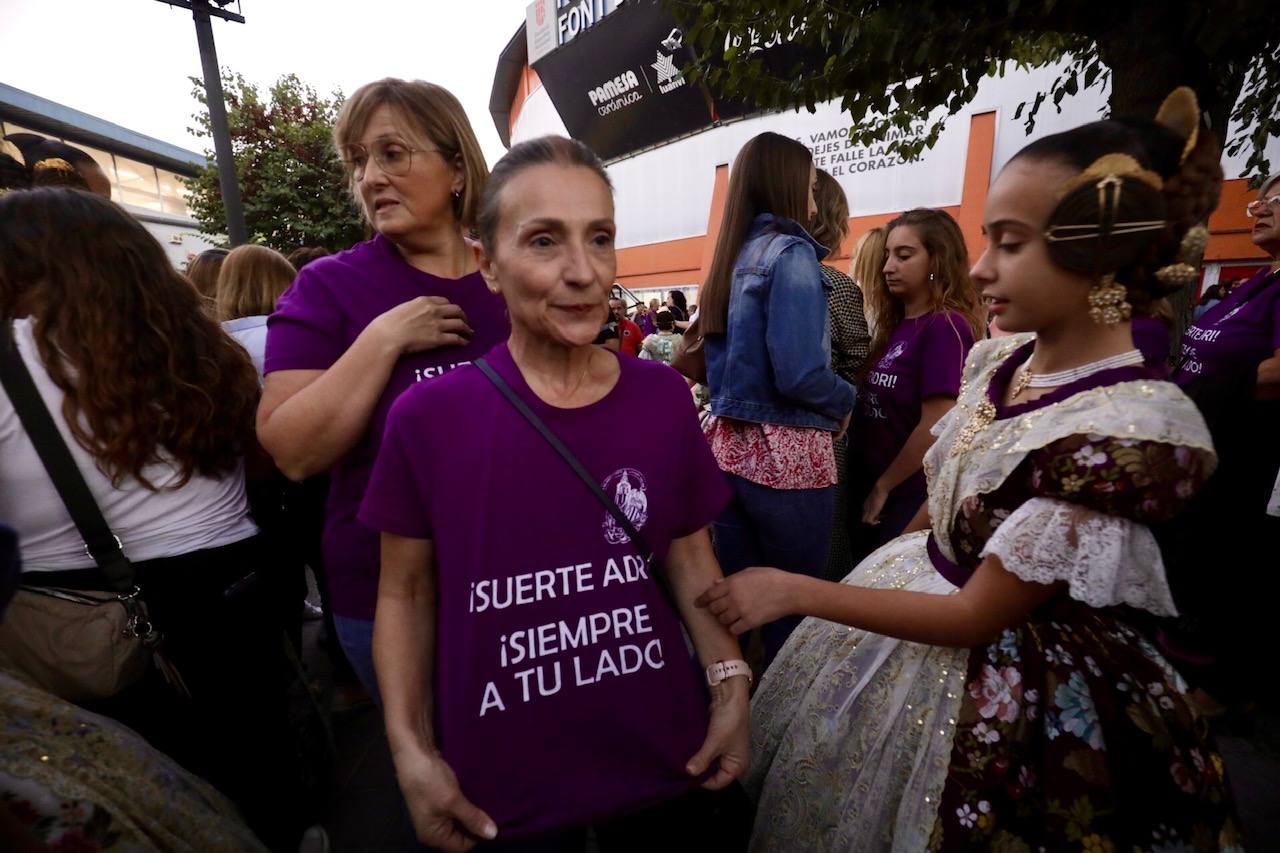 Las 146 falleras desfilan en un acto marcado por la música y la despedida de Carmen Martín y Nerea López.