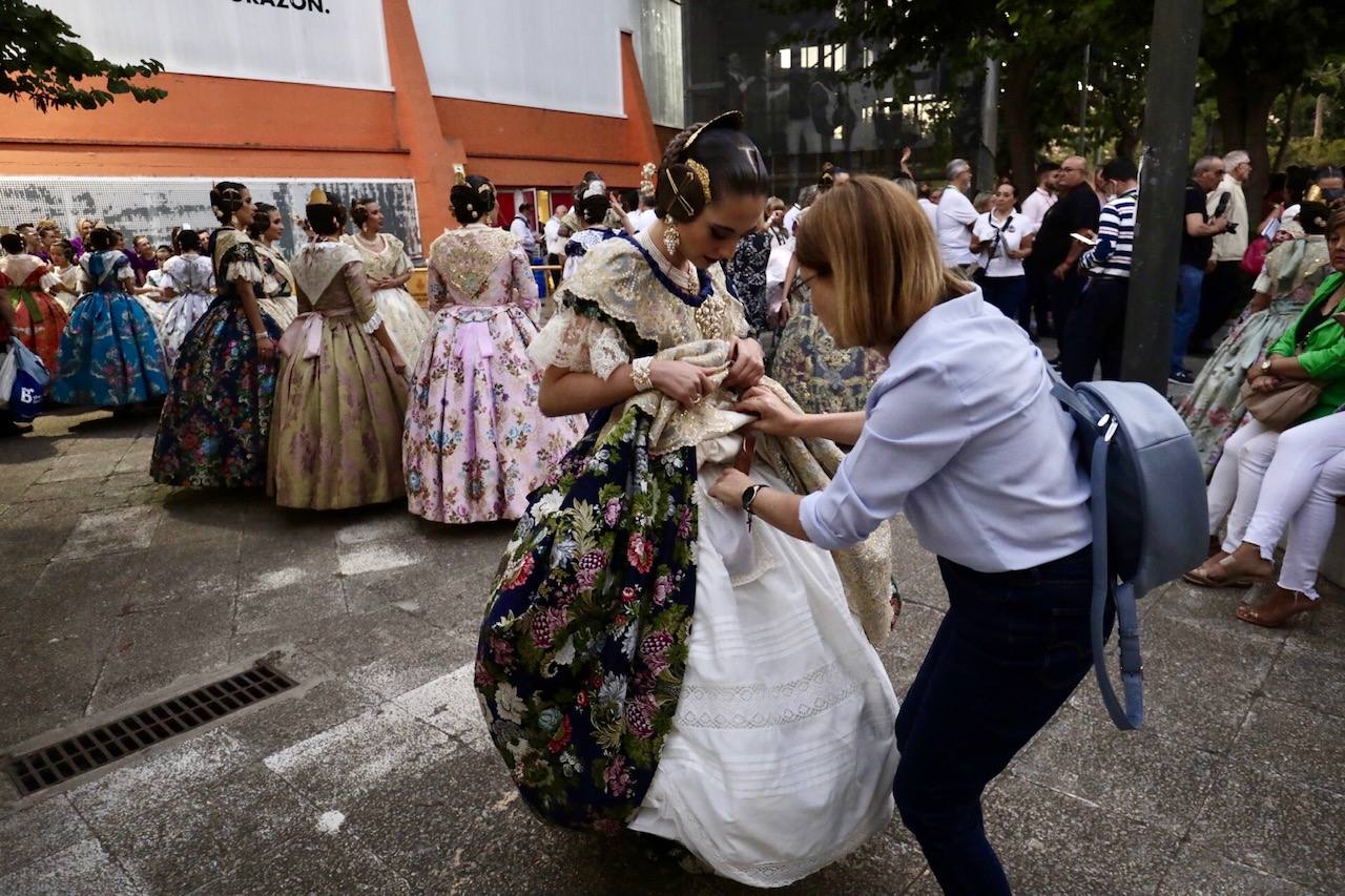 Las 146 falleras desfilan en un acto marcado por la música y la despedida de Carmen Martín y Nerea López.