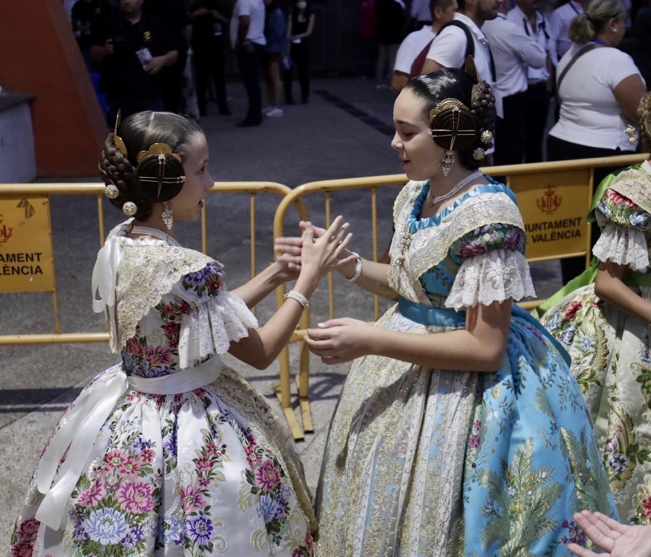 Las 146 falleras desfilan en un acto marcado por la música y la despedida de Carmen Martín y Nerea López.