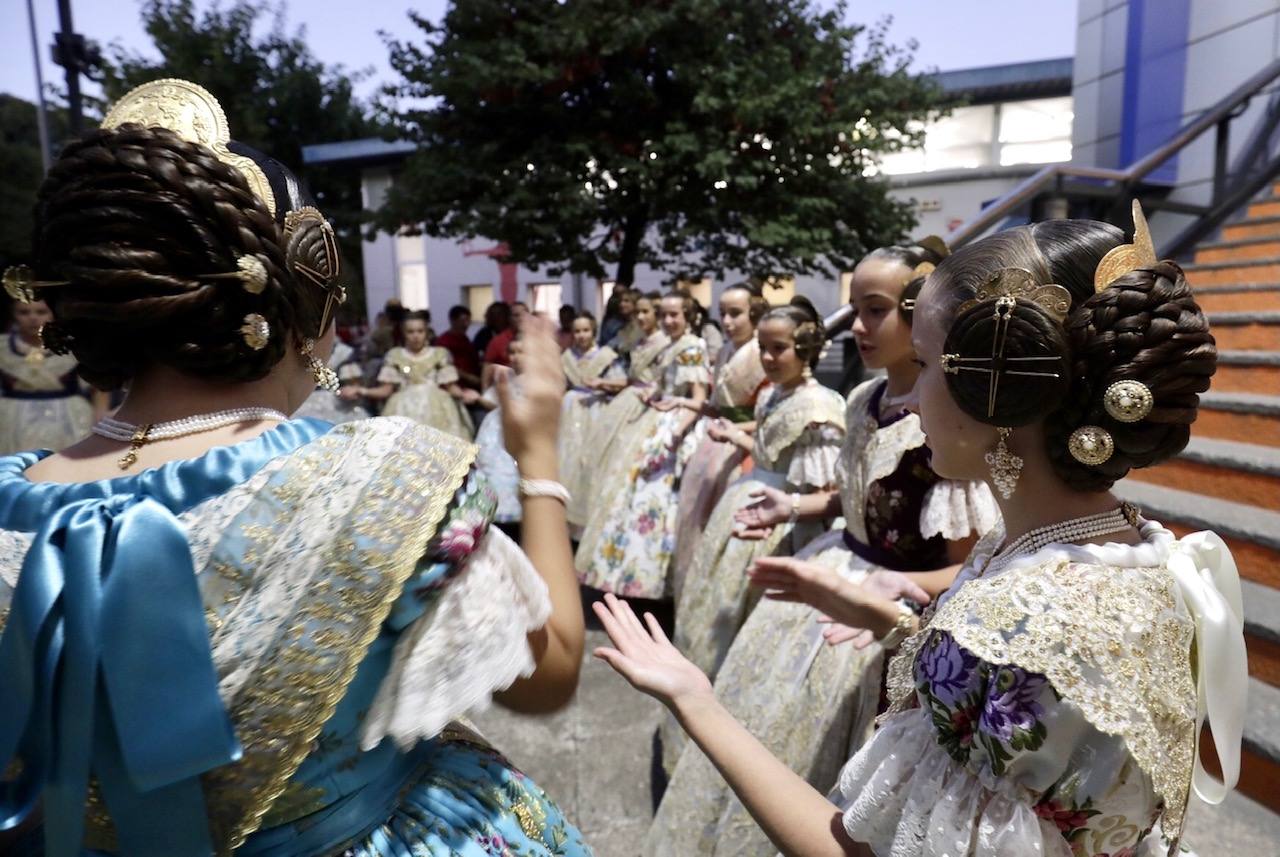 Las 146 falleras desfilan en un acto marcado por la música y la despedida de Carmen Martín y Nerea López.