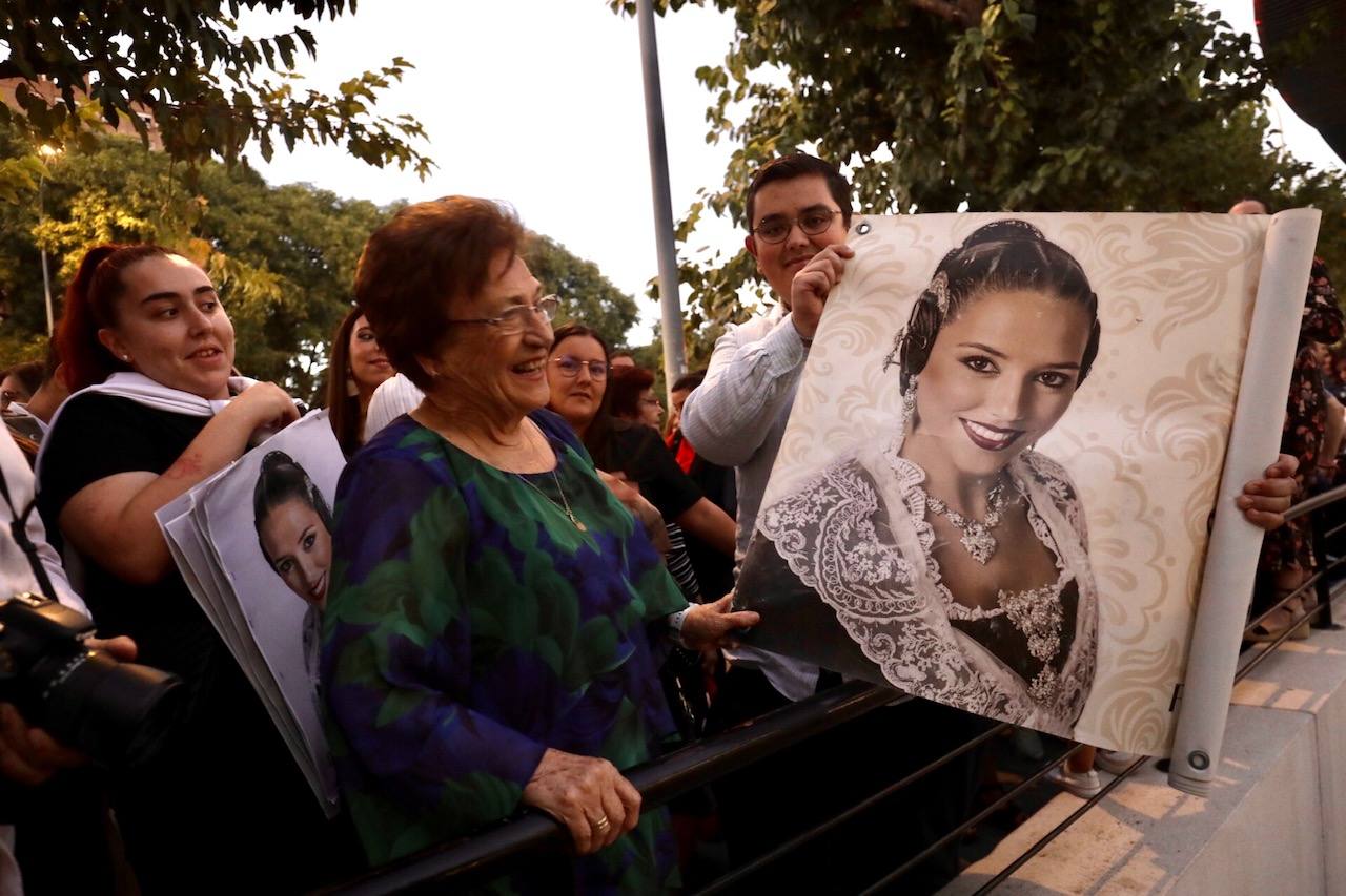 Las 146 falleras desfilan en un acto marcado por la música y la despedida de Carmen Martín y Nerea López.