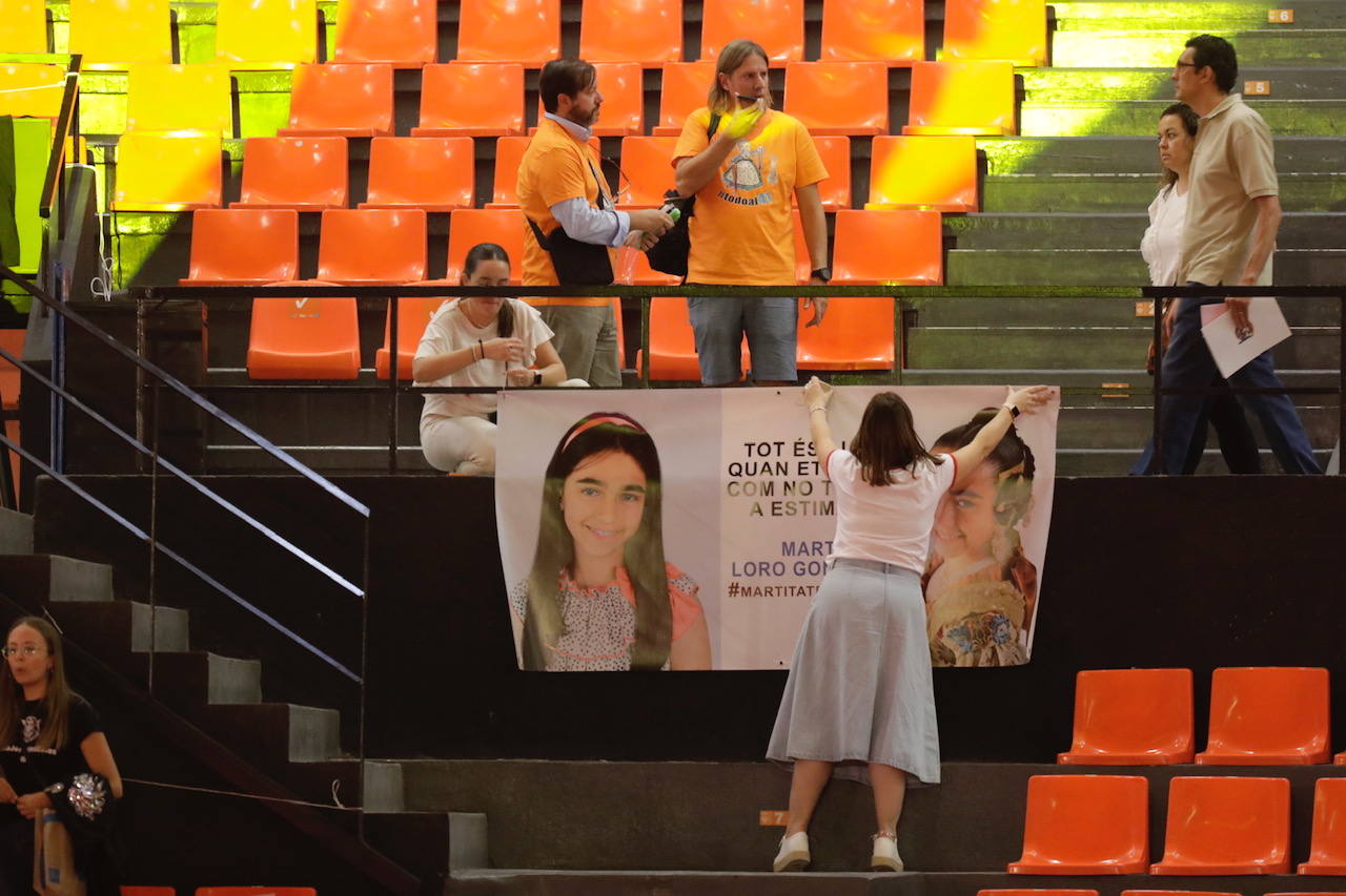 Las 146 falleras desfilan en un acto marcado por la música y la despedida de Carmen Martín y Nerea López.