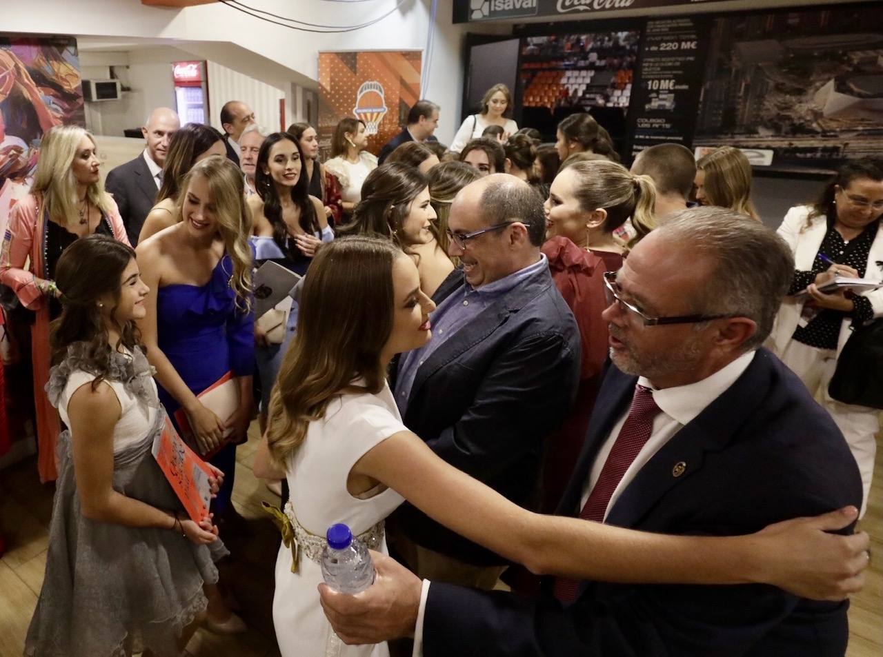 Las 146 falleras desfilan en un acto marcado por la música y la despedida de Carmen Martín y Nerea López.