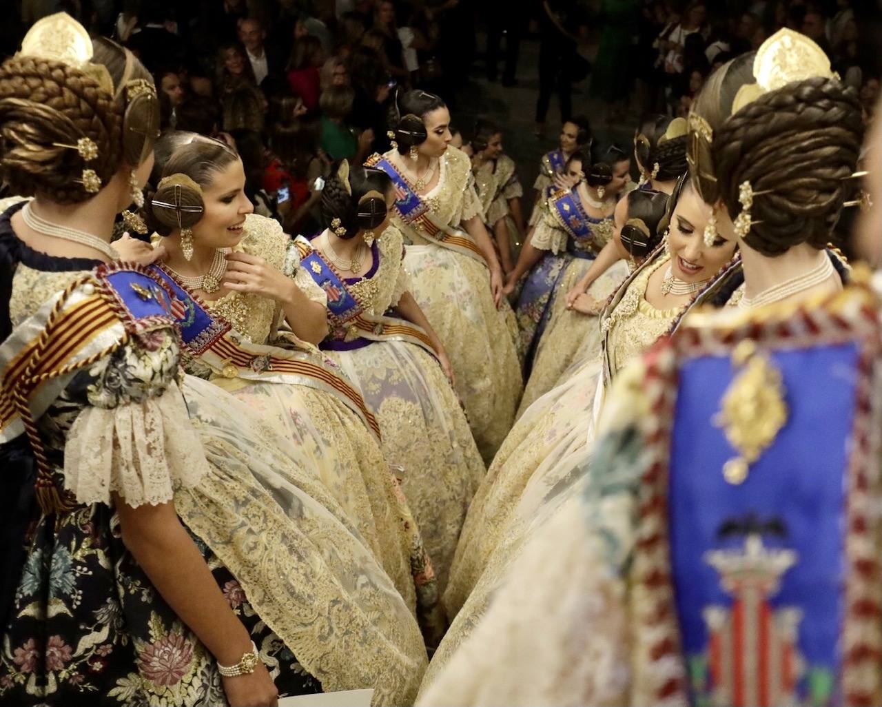 Las 146 falleras desfilan en un acto marcado por la música y la despedida de Carmen Martín y Nerea López.