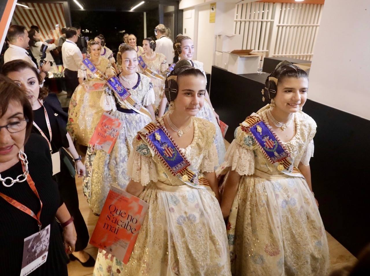 Las 146 falleras desfilan en un acto marcado por la música y la despedida de Carmen Martín y Nerea López.