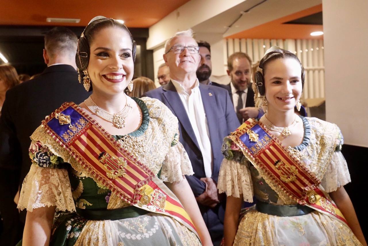 Las 146 falleras desfilan en un acto marcado por la música y la despedida de Carmen Martín y Nerea López.