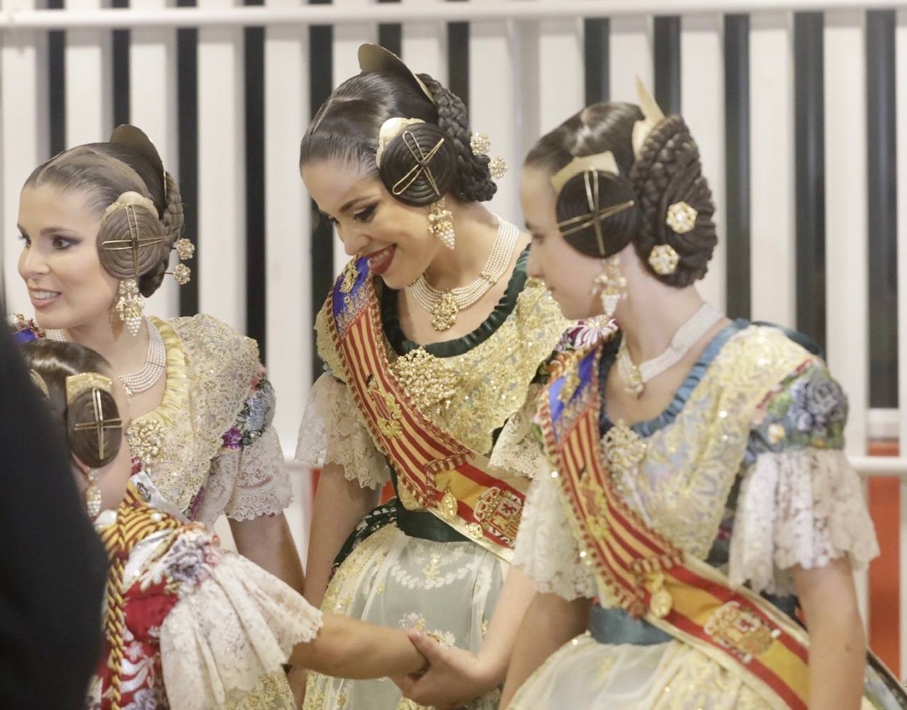 Las 146 falleras desfilan en un acto marcado por la música y la despedida de Carmen Martín y Nerea López.