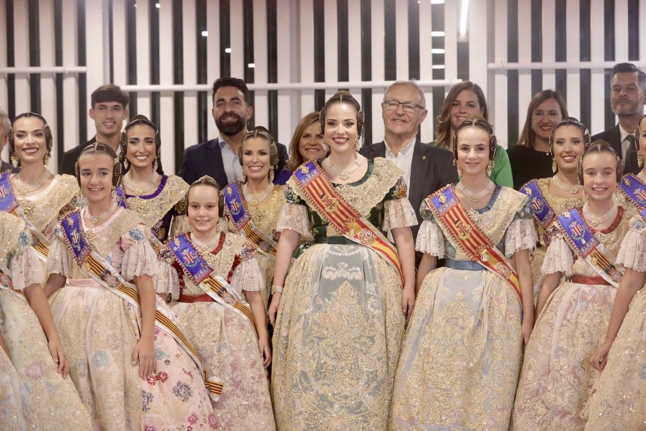 Las 146 falleras desfilan en un acto marcado por la música y la despedida de Carmen Martín y Nerea López.