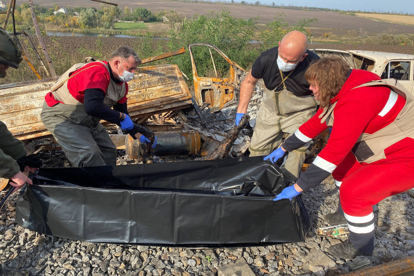 Fotos: Ucrania denuncia al menos 20 muertos en un nuevo ataque a un convoy humanitario en Kupiansk