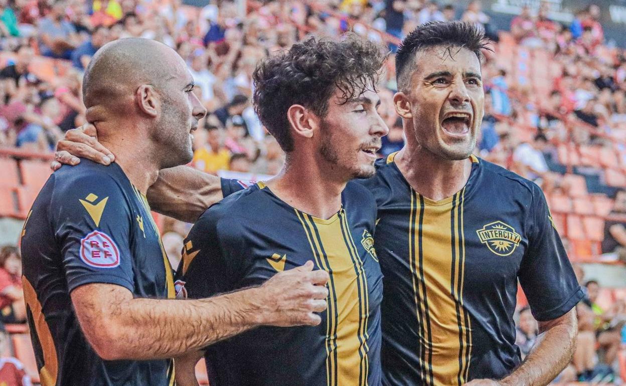 Etxaniz, Piñán y Xemi celebran un gol en el Nou Estadi de Tarragona. 