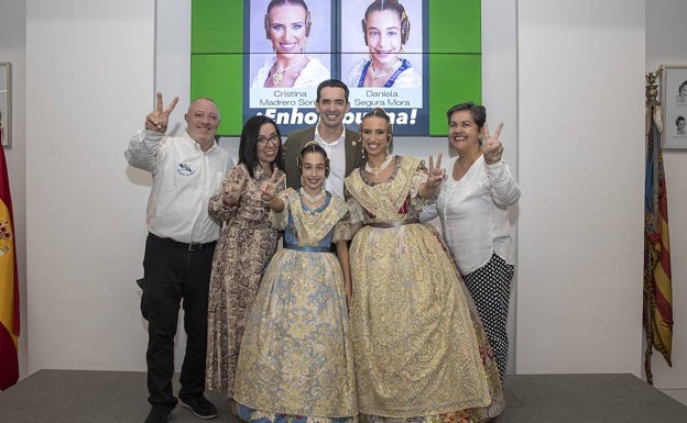 Imagen principal - Celebración en Convento Jerusalén y en la falla La Nova d'Orriols, donde posa Diana Parra con Ismael Causera y Patricia Guillem. 