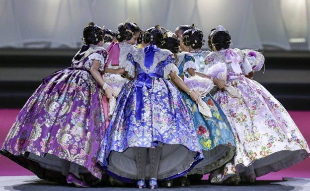 Abrazos de las candidatas infantiles en el centro del escenario. 