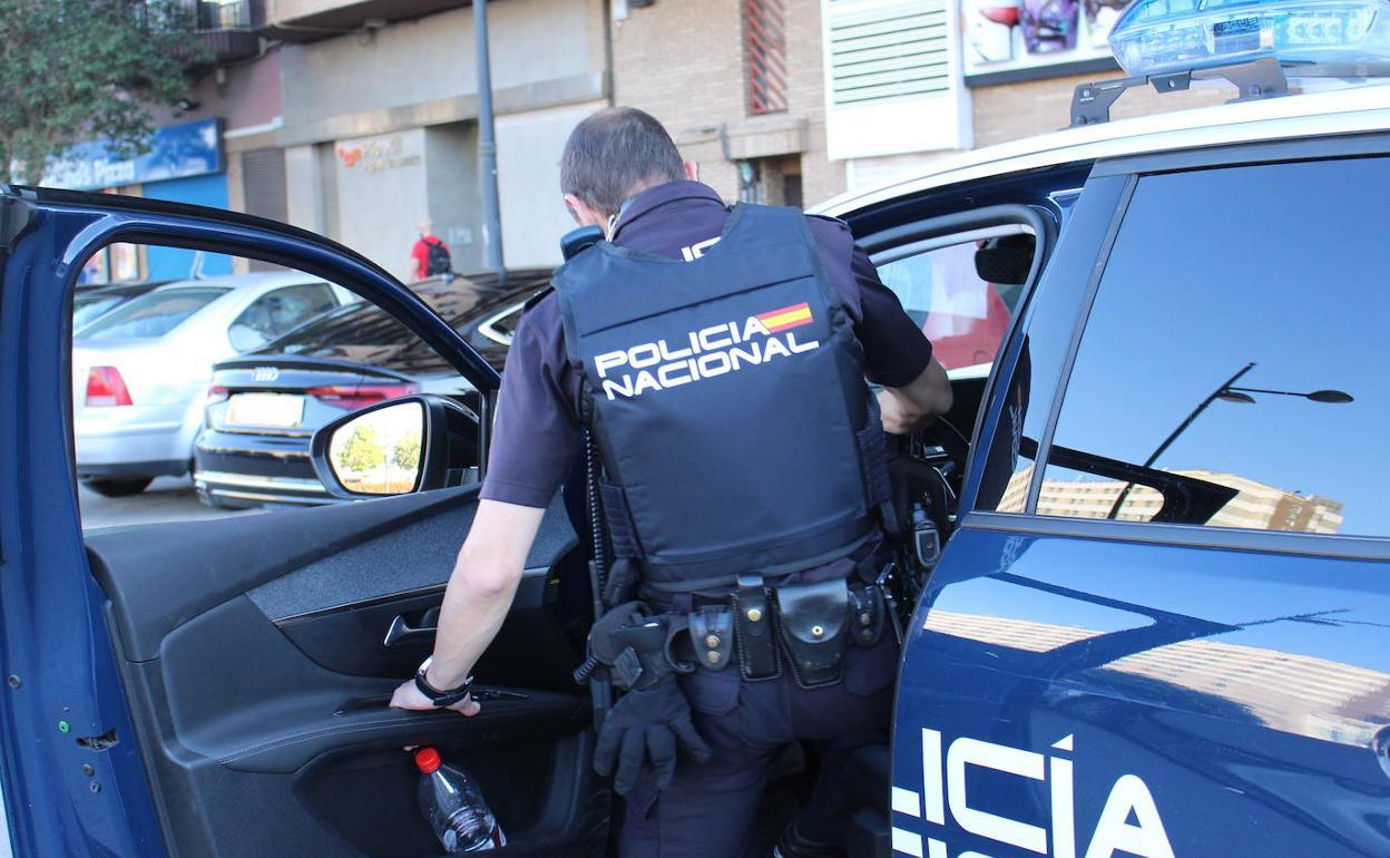 Los agentes trasladaron al joven al Hospital General de Alicante. 