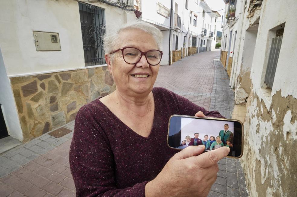 Concha, prima de Jaime que aparece en la imagen a la derecha, abajo, en una fotografía actual en una calle de Pina de Montalgrao.