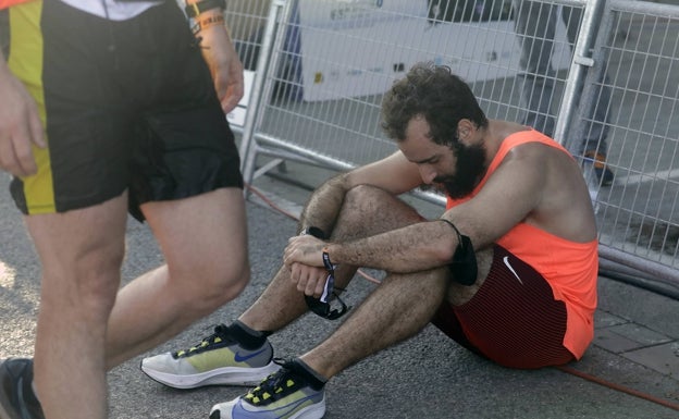 Un corredor, tras completar la última edición del Medio Maratón de Valencia. I