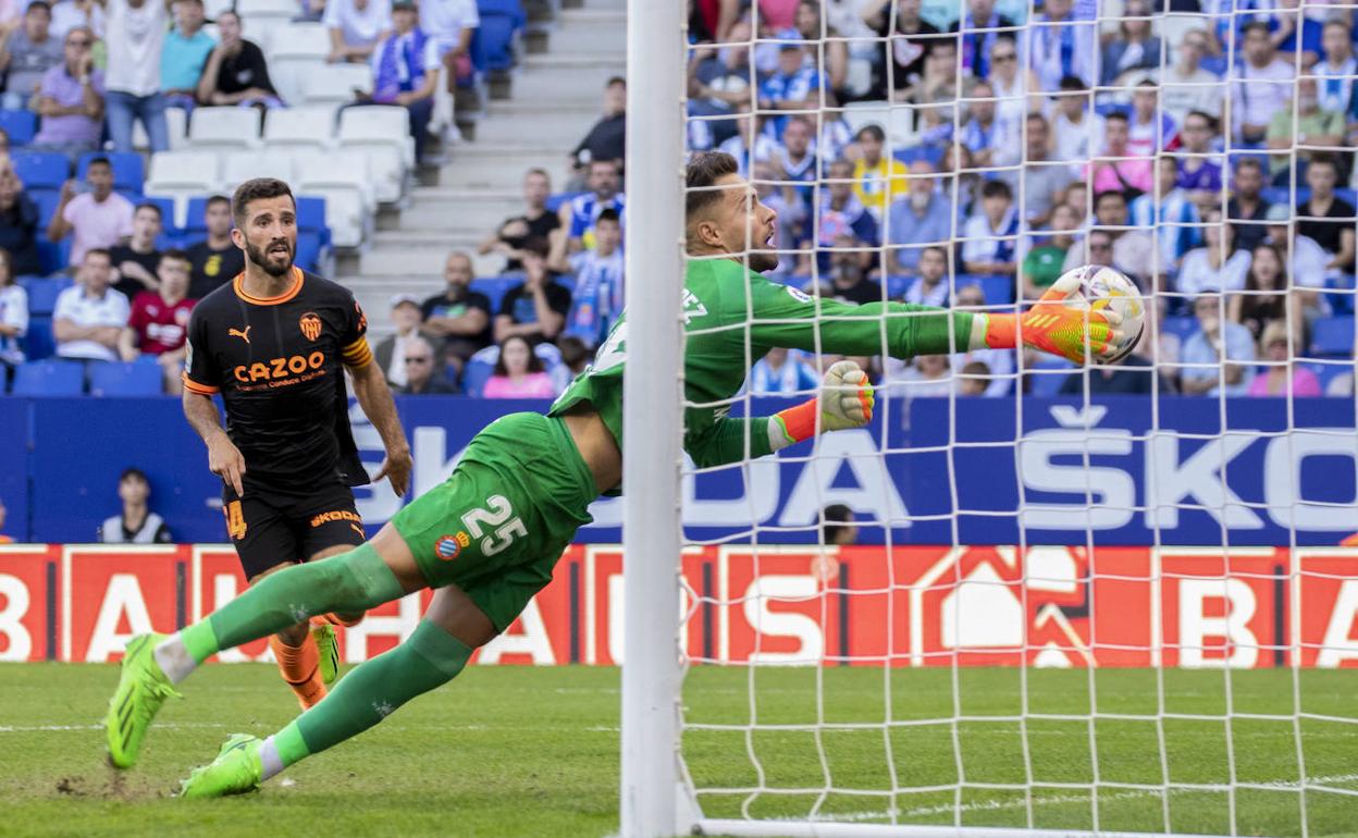 José Luis Gayà observa una intervención de Álvaro Fernández durante el partido contra el Espanyol.