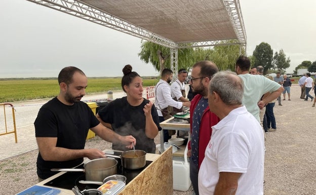 Imagen principal - Los cocineros elaborando sus propuestas. 