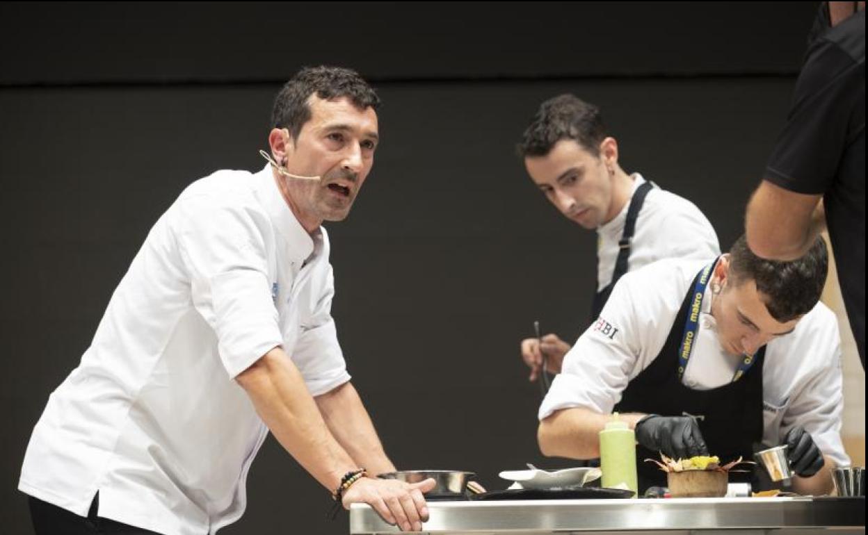 El cocinero Eneko Atxa durante su ponencia en la sesión inaugural de la presente edición de San Sebastián Gastronomika.