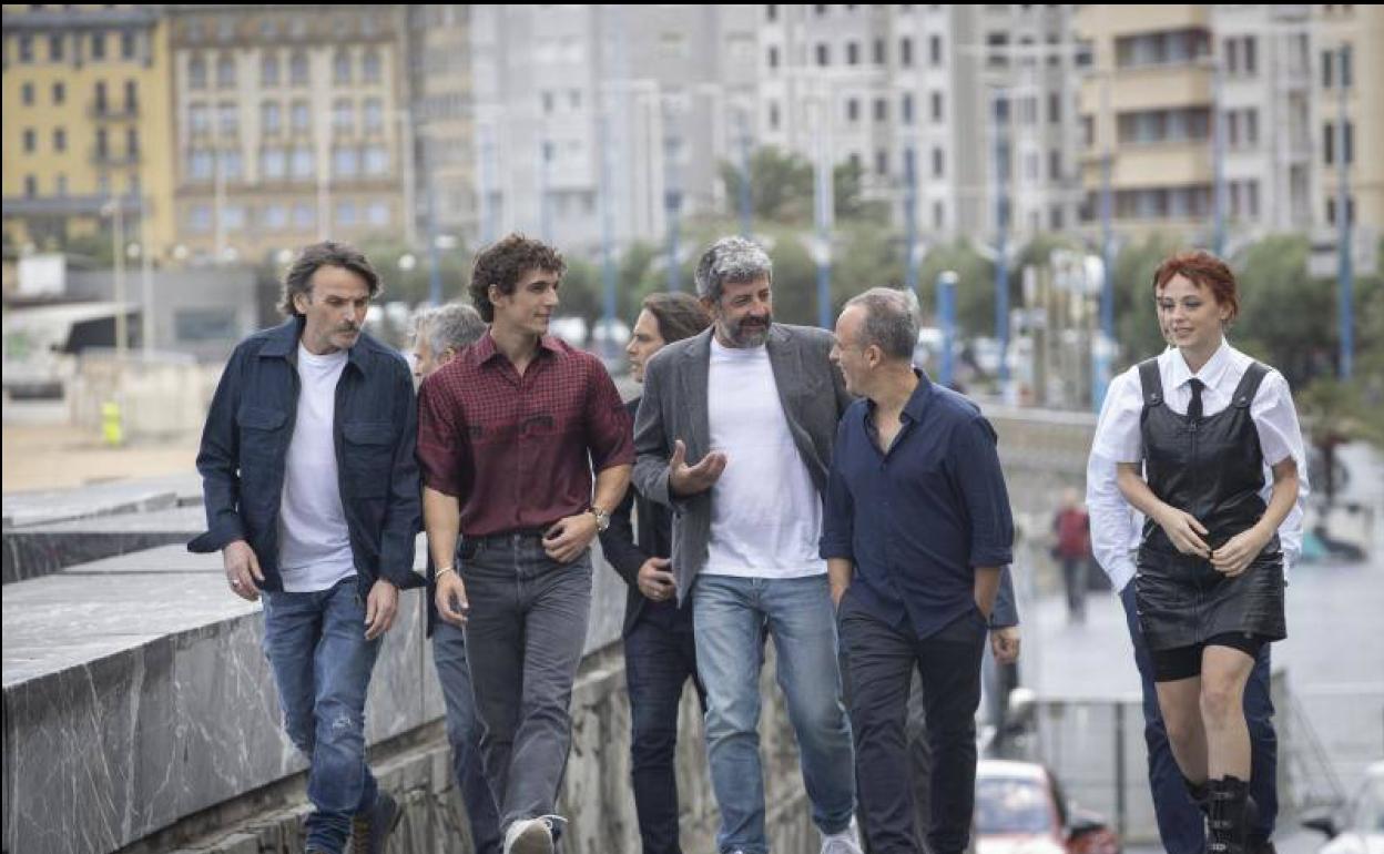 El director Alberto Rodríguez (c) y los actores Javier Gutiérrez (2d), Fernando Tejero (i), Miguel Herrán y Catalina Sopelana presentando en el festival de cine de San Sebastián la película «Modelo 77»,