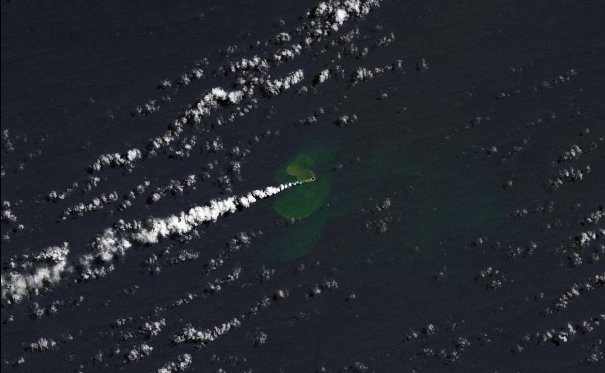 Imagen tomada por un satélite de la isla creada por un volcán en el archipiélago de Tonga. 