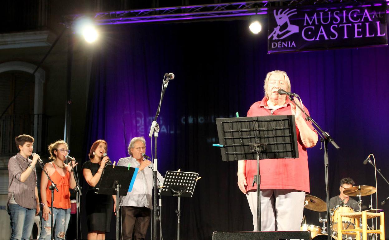 El cantautor Paco Muñoz, durante una actuación en el festival Músical al Castell. 