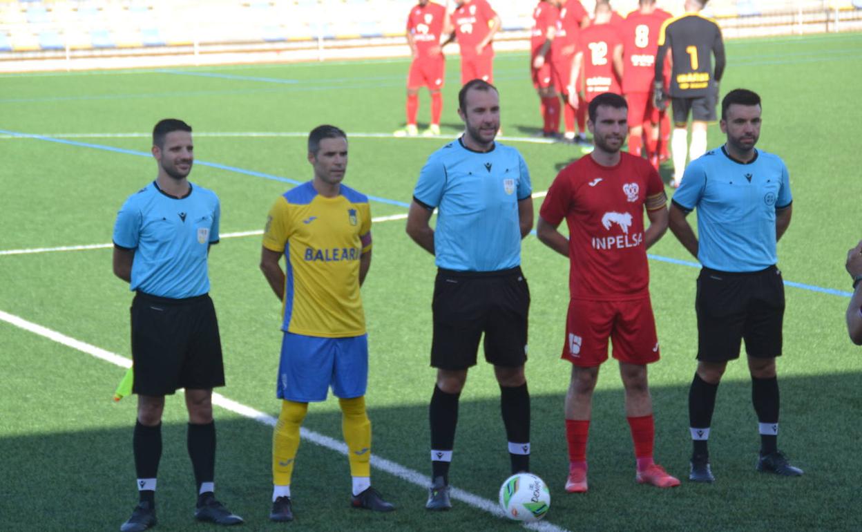 Los capitantes con el trío arbitral. 