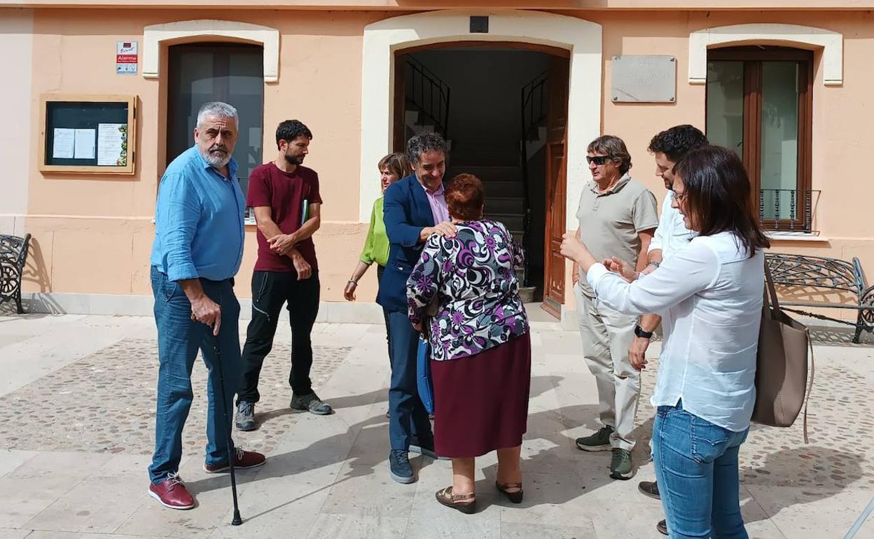 Francesc Colomer con los alcaldes de la Vall d'Alcalà, la Vall d'Ebo, la Vall de Gallinera y Pego. 