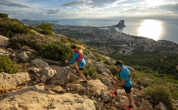 Deportistas practicando trail running en la Sierra d'Olta en Calpe, Alicante. 