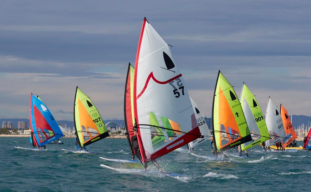 Una regata de windsurf llegará a Valencia. 