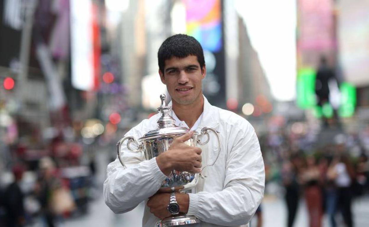 Alcaraz, al levantar el título de campeón del US Open.