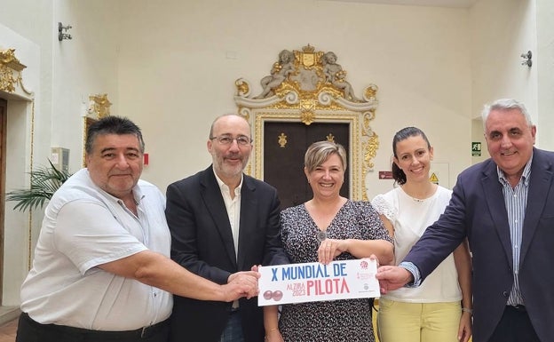 Las autoridades participantes en la presentación del campeonato. 