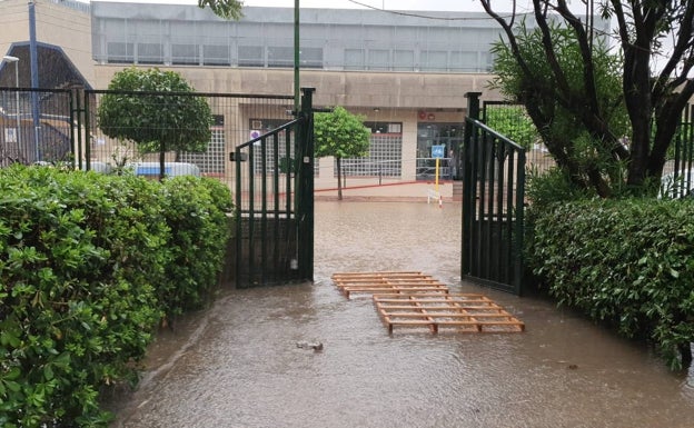 Más de 8.000 alumnos sin clase, carreteras cortadas y bajos y garajes inundados por las lluvias en la Ribera