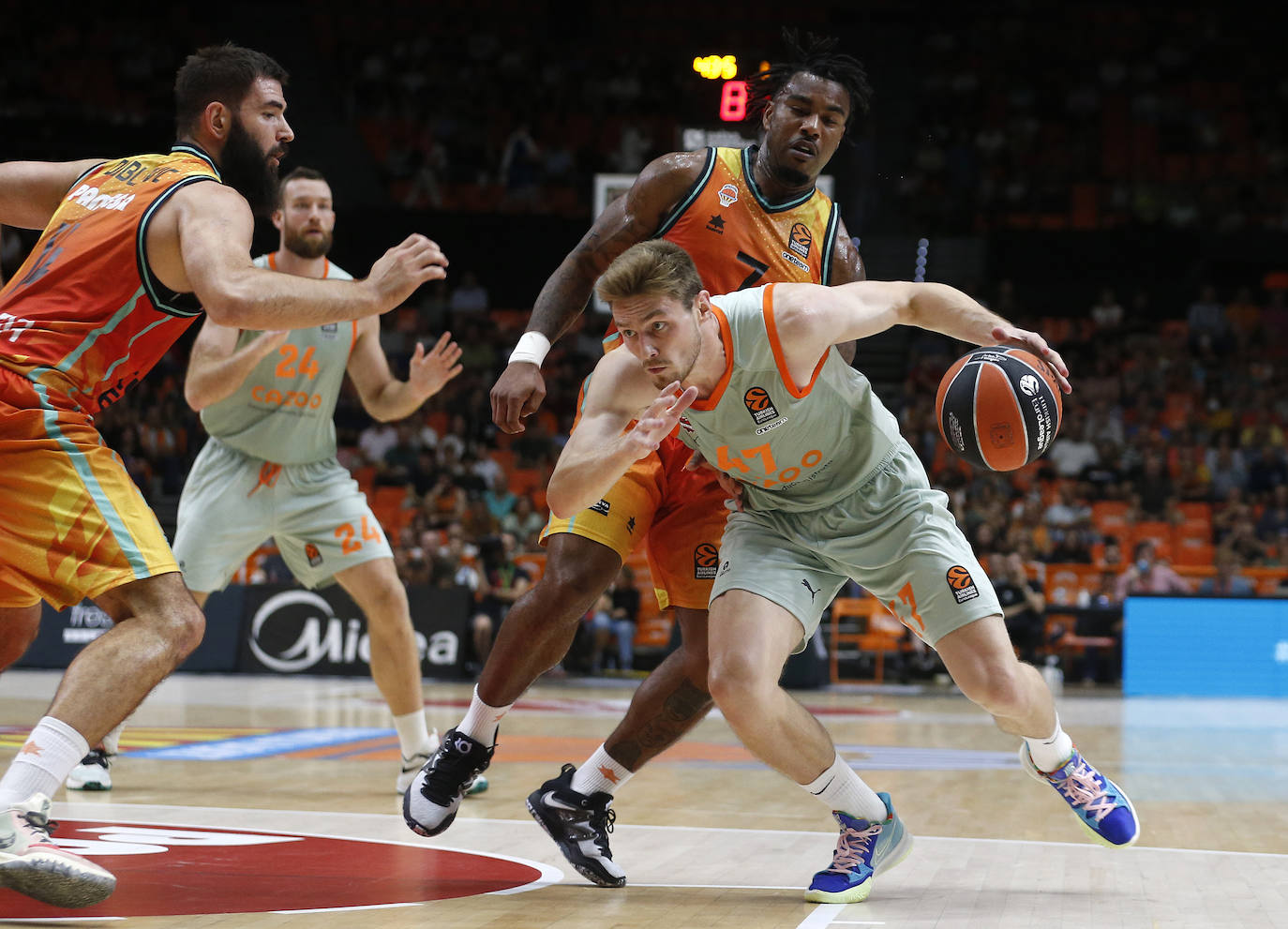 Dubljevic y Jones, ante el Baskonia. 