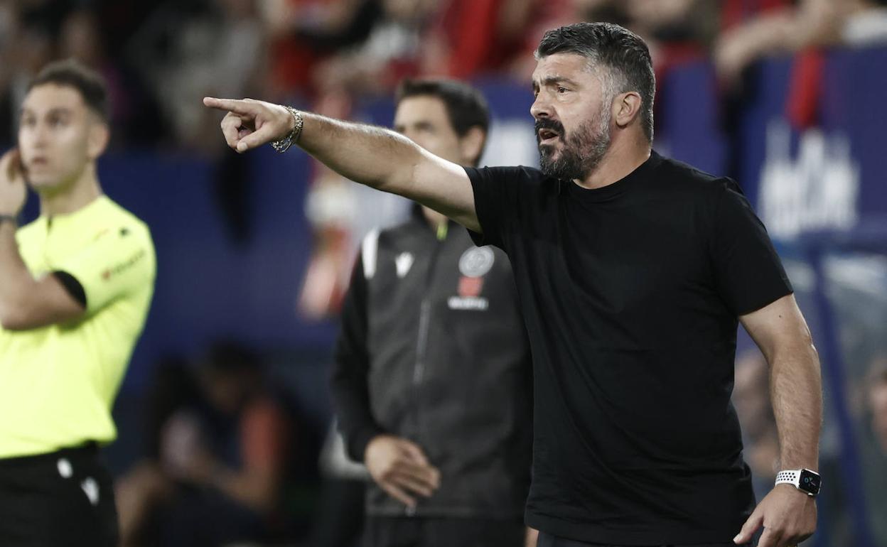 Gattuso da instrucciones durante el partido. 