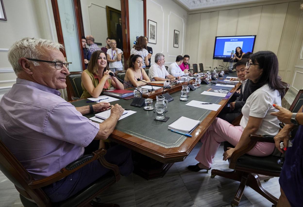 Joan Ribó y Sandra Gómez, en la reunión con Layhoon. iván arlandis