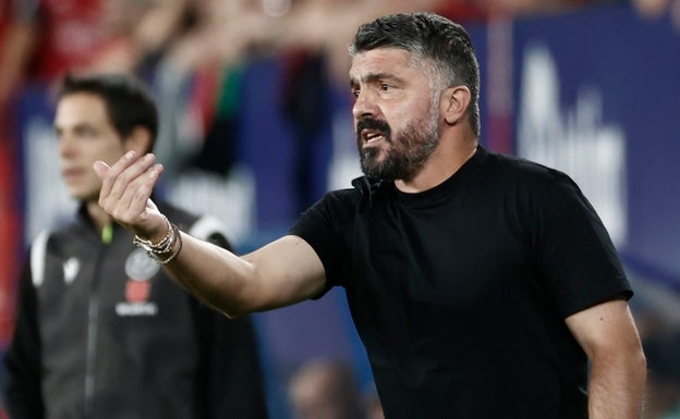 Gennaro Gattuso da indicaciones a sus futbolistas en El Sadar. 