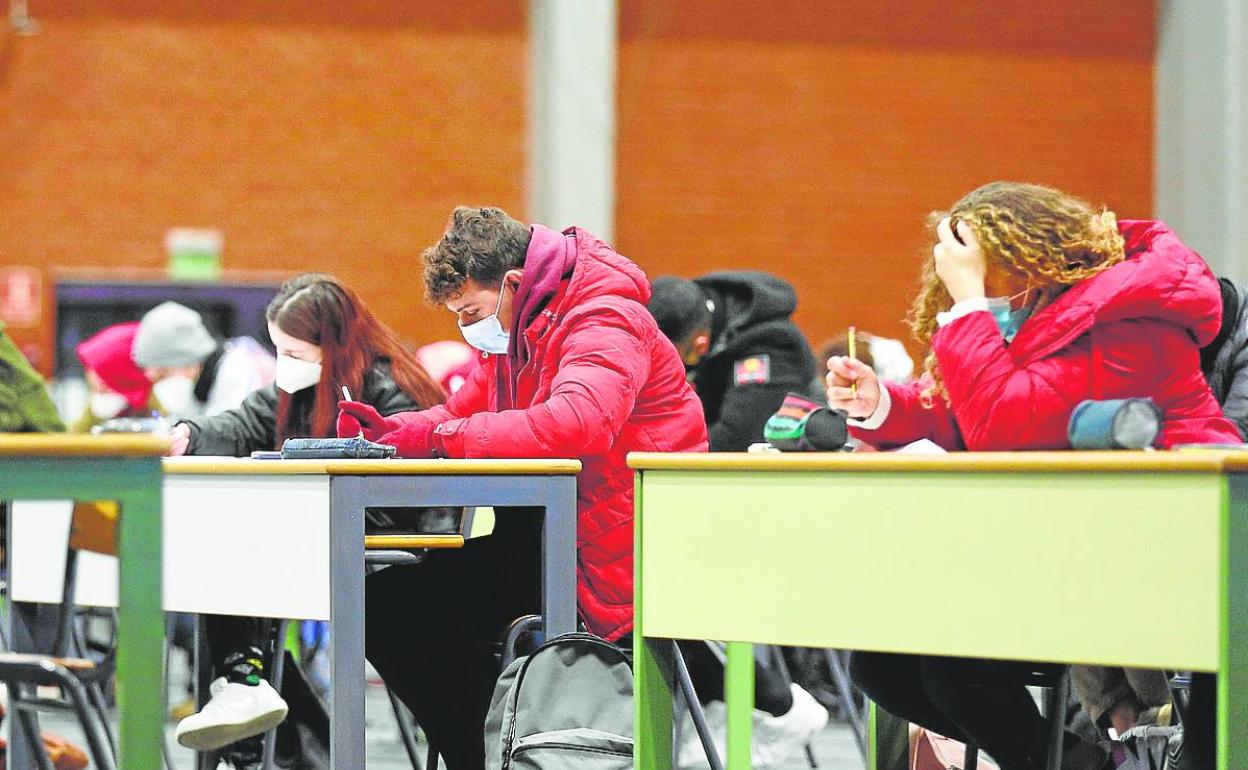 Alumnos de la UPV durante un examen organizado en 2021 en el pabellón deportivo. 