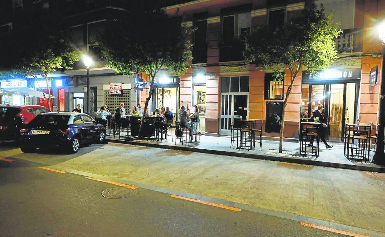 Terrazas semivacías durante la noche del jueves en Ruzafa, con plazas libres de estacionamiento.